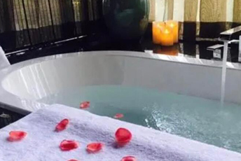 成都锦江水疗池中的失重冥想：当身体学会漂浮